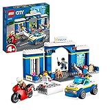 LEGO City Persecución en la Comisaría de Policía con Cárcel, Moto y Coche de Juguete, 4 Minifiguras y Perro para Niños y Niñas de 4 Años o Más 60370