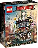 LEGO Ninjago - Ciudad de NINJAGO, edificio ninja de juguete con figuras de guerreros y barco de pesca tradicional (LEGO 70620)