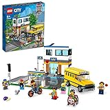 Lego 60329 City Día de Colegio, Set con Autobús de Juguete, 2 Clases y Bases de Carretera para Niños y Niñas +6 Años
